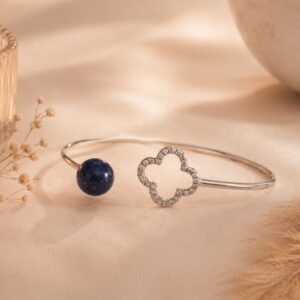 Bracelet jonc avec trèfle en zirconium et lapis lazuli