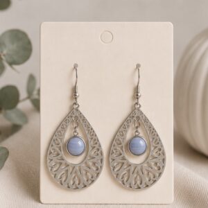 Boucles d'oreilles goutte ajourée et calcédoine bleue